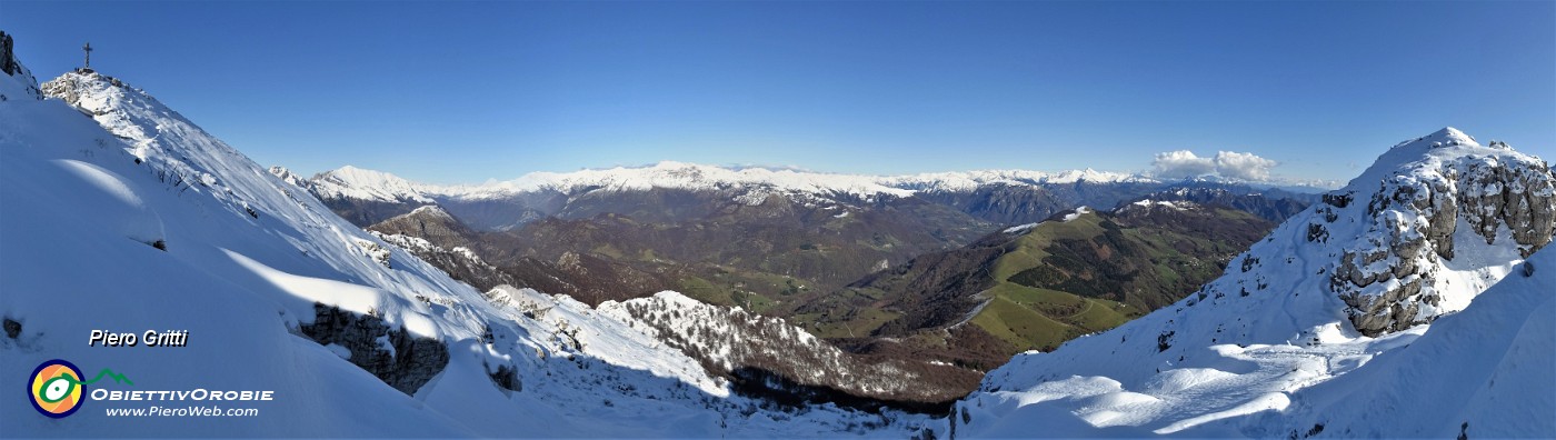 52 A sx croce di vetta del Resegone a dx Pizzo Daina, al centro Costa del Pallio e Orobie .jpg